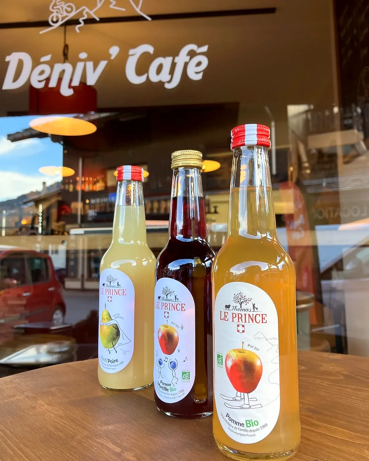 Bouteilles de jus et sodas bio sur une table