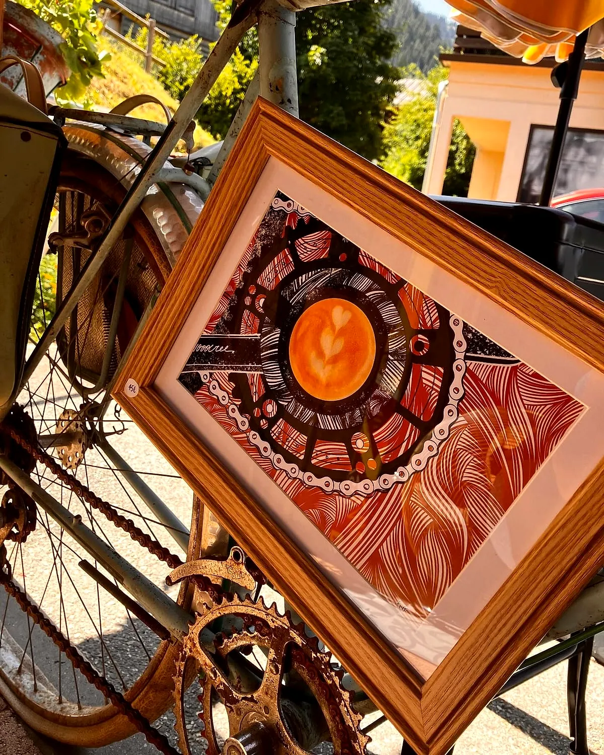 Un cadre illustré posé contre un vieux vélo