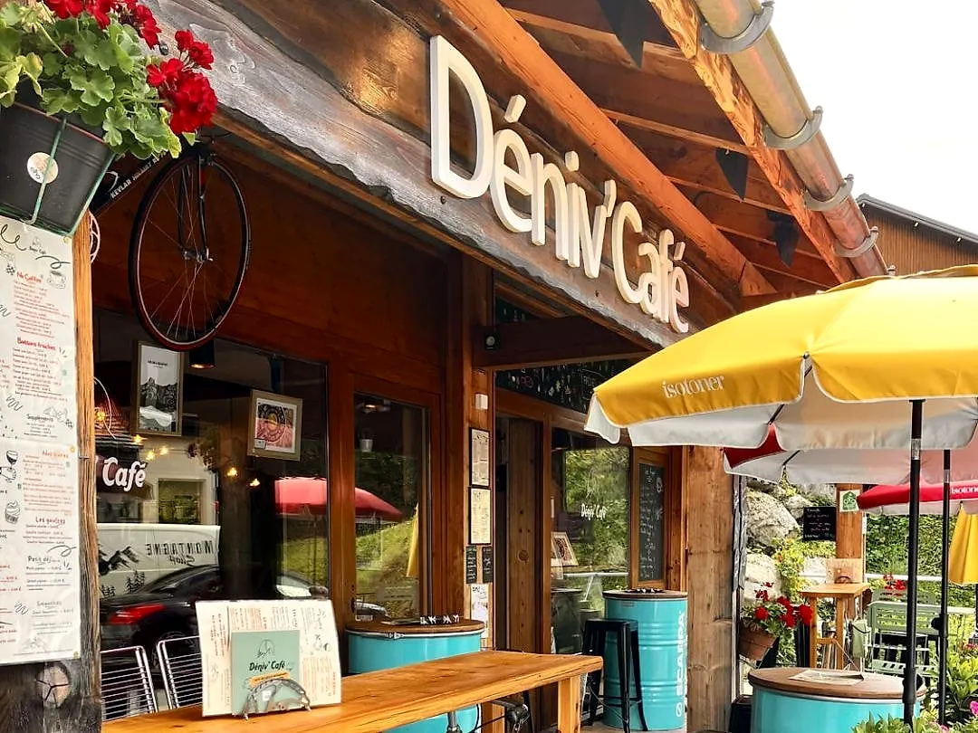 La façade du Déniv’Café, sa terrasse et son parasol jaune
