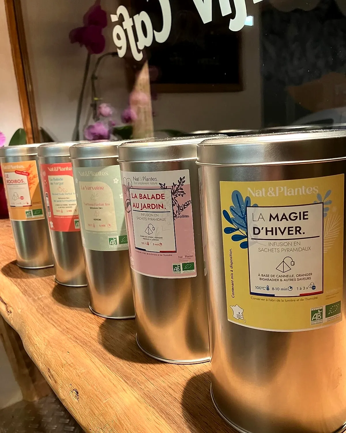 Trois tasses de latte art sur le comptoir