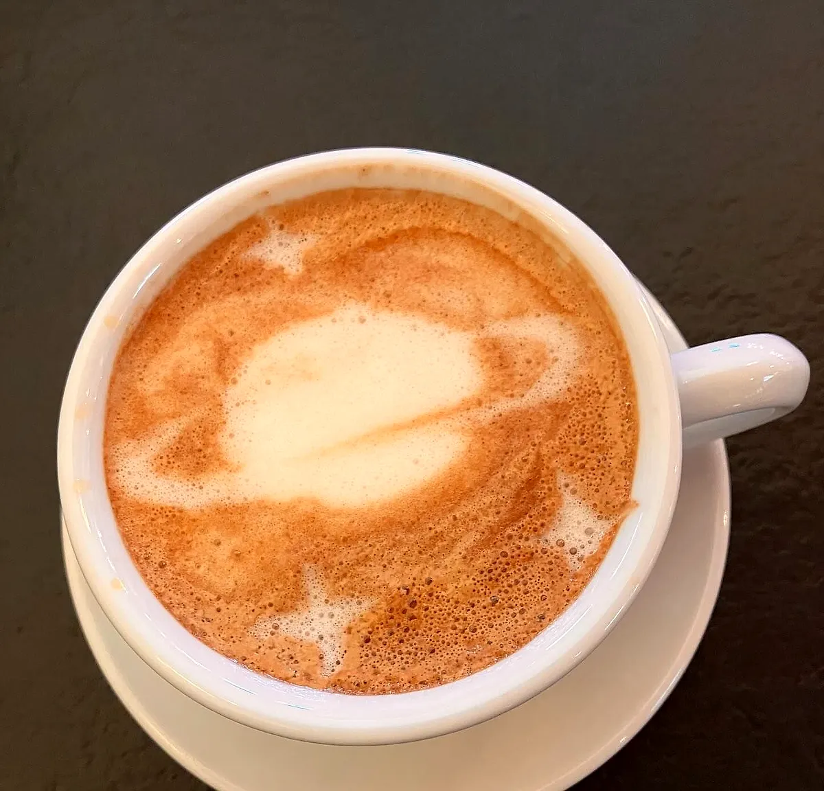 Les anneaux de Saturne sur un latté